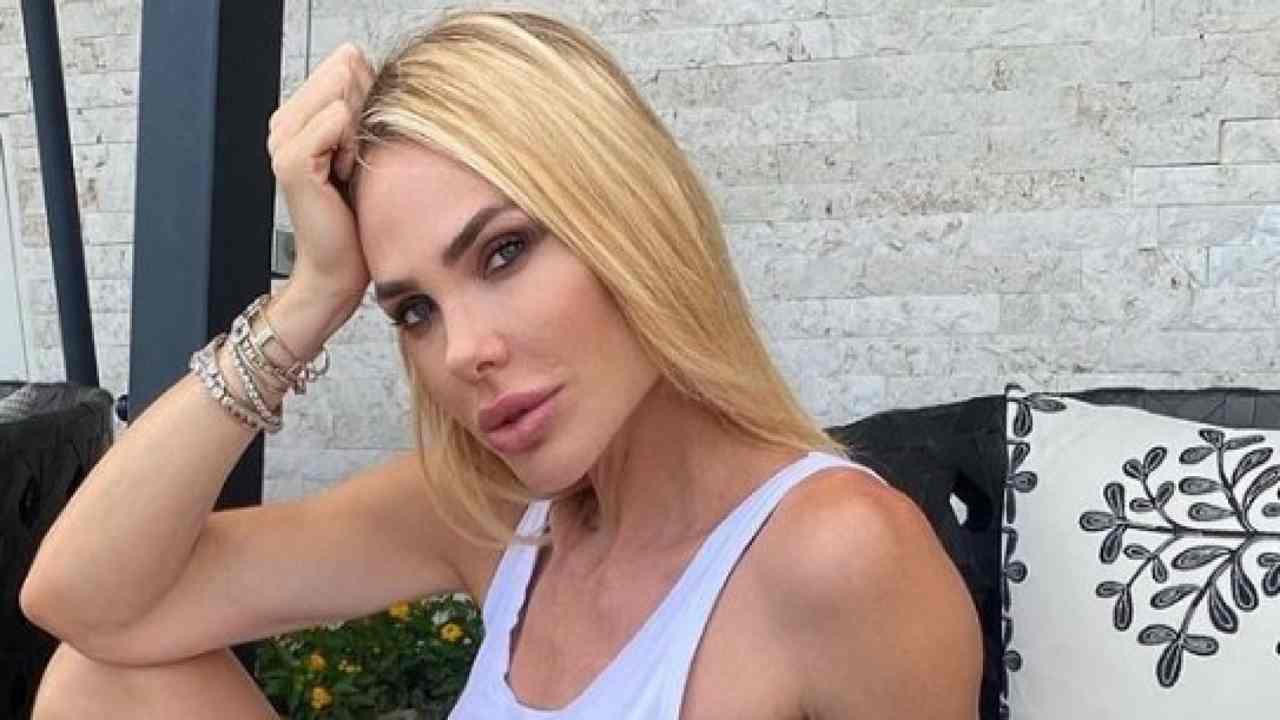 Ilary Blasi e il suo outfit per la visita ai Musei Vaticani