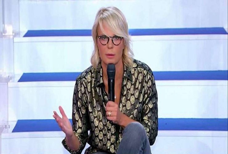 perché Maria De Filippi spesso conduce seduta sugli scalini?