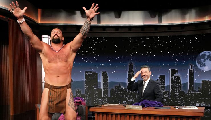 Jason Momoa si spoglia al talkshow