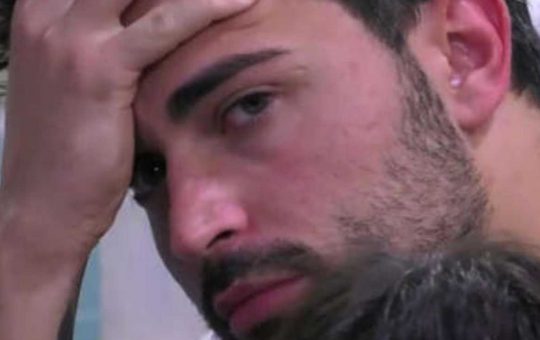 Davide Donadei ripreso dalla regia durante il "Grande Fratello VIP"