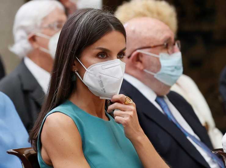 Letizia di Spagna sfoggia con disinvoltura ciocche grigie tra i capelli