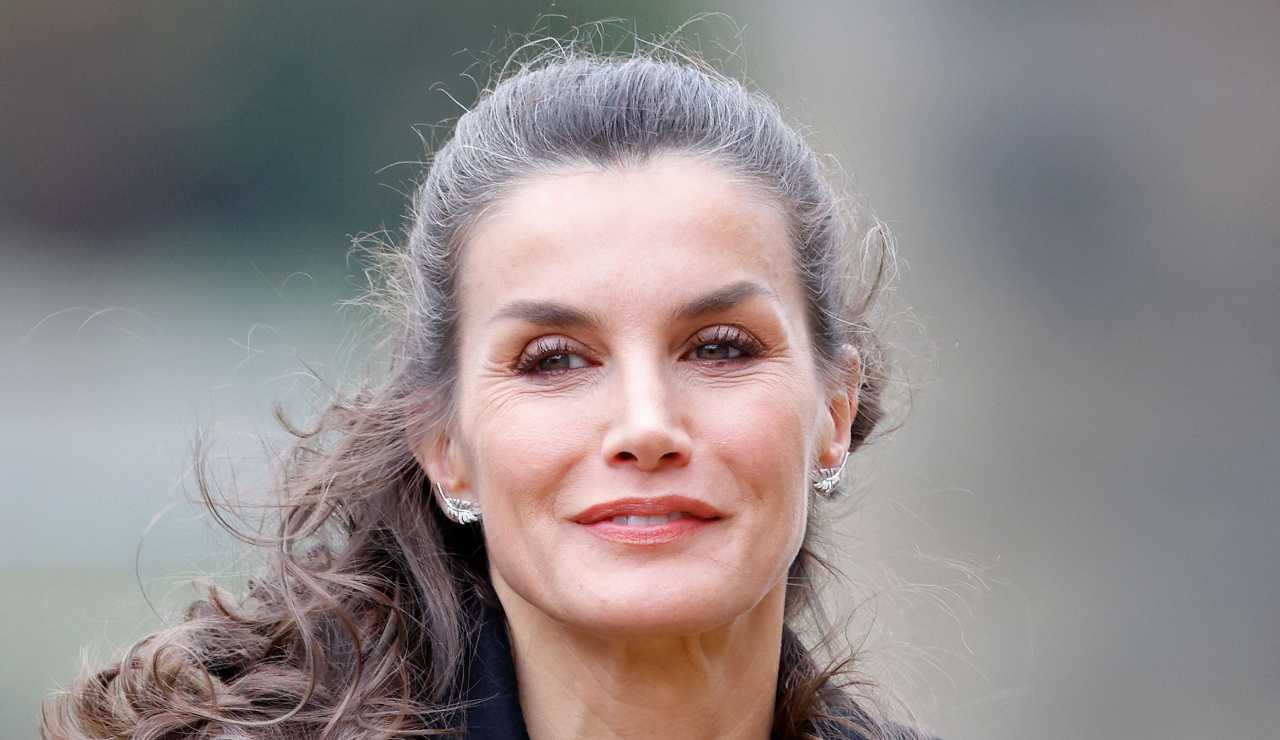 Letizia di Spagna sfoggia delle ciocche grigie tra i capelli