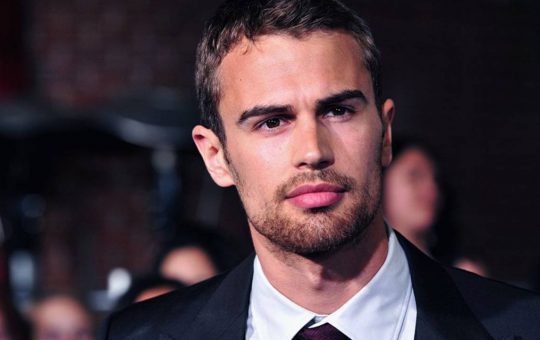 Theo James - Fonte Google