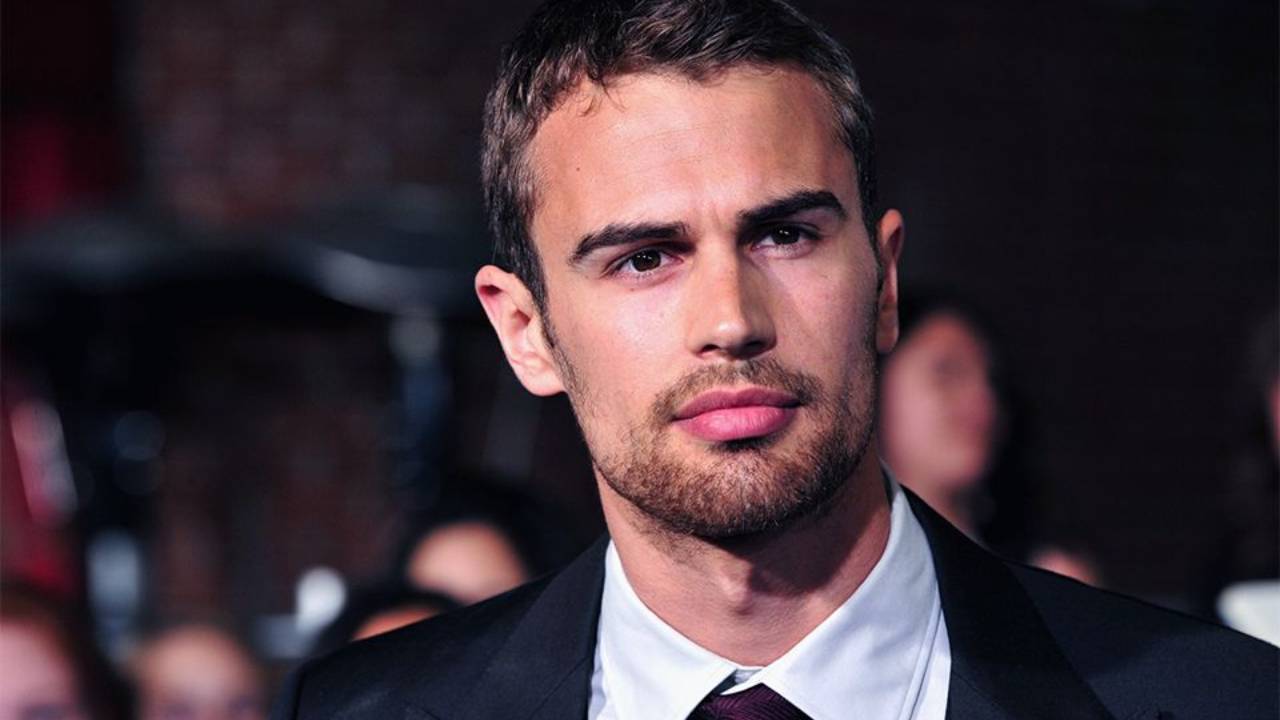 Theo James - Fonte Google