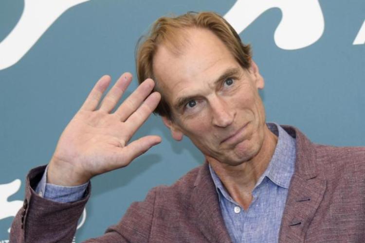 Julian Sands le ricerche continuano