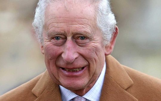 Carlo III vicino all'incoronazione: la rocambolesca storia del letto reale