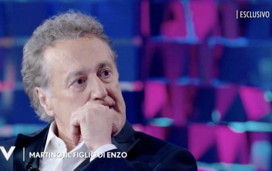 Enzo Iacchetti vive un grande momento di commozione a "Verissimo" per merito del figlio