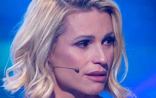 Durante il suo show su Canale 5 la conduttrice Michelle Hunziker non resiste e si abbandona alle lacrime