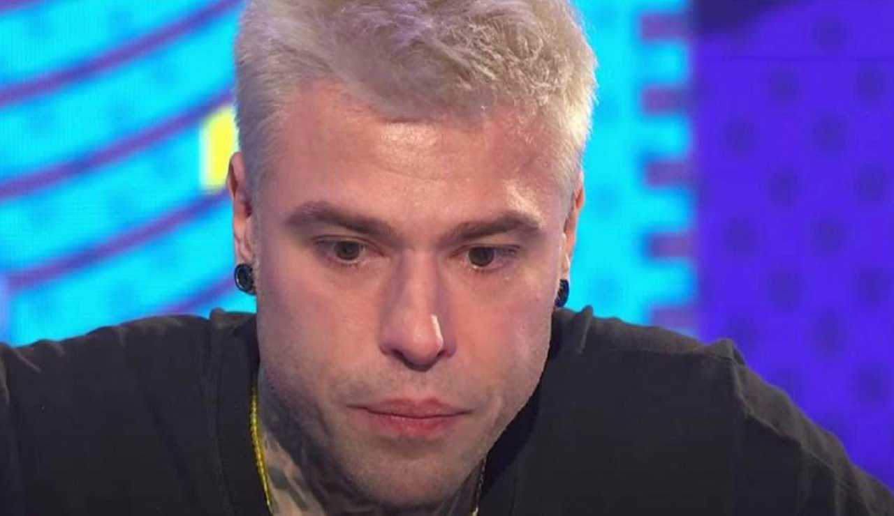 Fedez si allontana dai social ma viene paparazzato in Val Brembana con Chiara