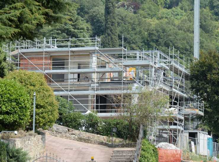In provincia di Brescia sorge la nuova maga villa con piscina di Francesco Renga