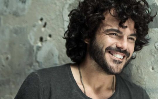 Francesco Renga è andato a vivere in una mega villa con piscina