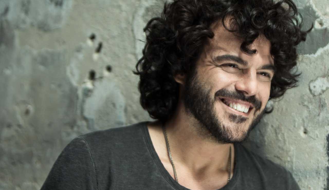 Francesco Renga è andato a vivere in una mega villa con piscina