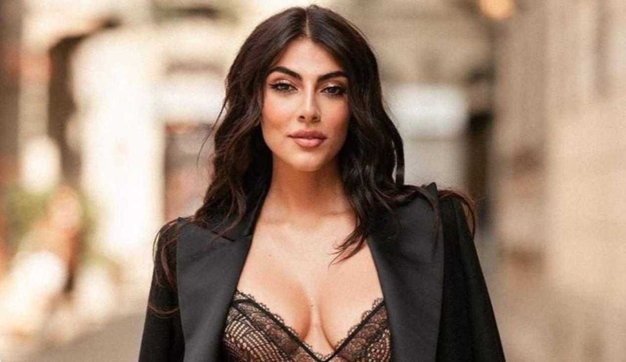 Giulia Salemi, esperta di social al GF VIP, incanta tutti con i suoi look total black