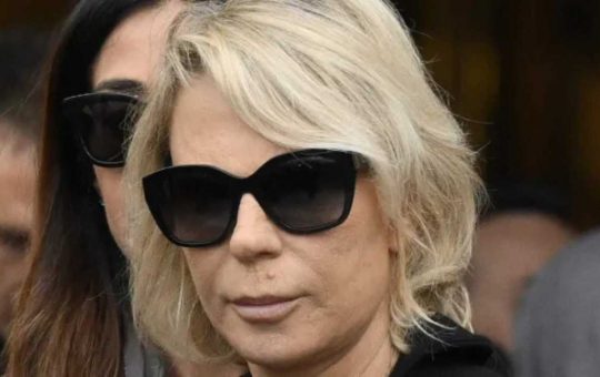 Maria De Filippi torna in tv ma è ancora molto provata dalla morte del marito Maurizio Costanzo