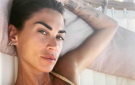 Melissa Satta pubblica su Instagram una serie di scatti in posa e raccoglie una pioggia di like