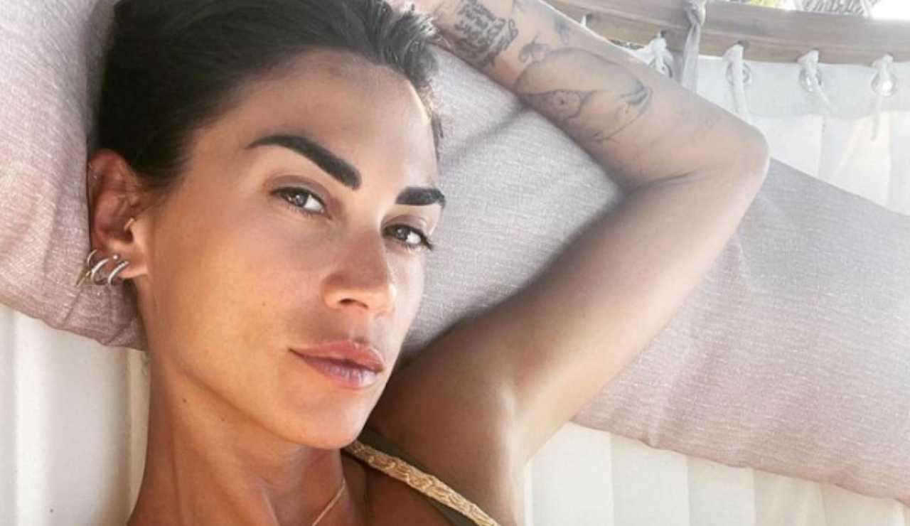 Melissa Satta pubblica su Instagram una serie di scatti in posa e raccoglie una pioggia di like