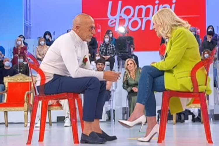 Gelo in studio a Uomini e Donne, Maria De Filippi in imbarazzo per Gemma e Silvio