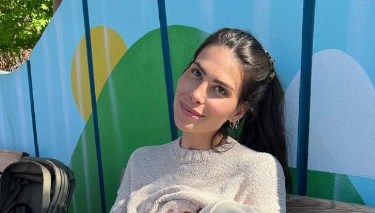 Ludovica in uno scatto pubblicato su Instagram mentre allatta | Fonte: INSTAGRAM