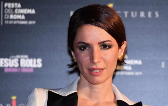 Andrea Delogu dilaniata dal dolore al funerale