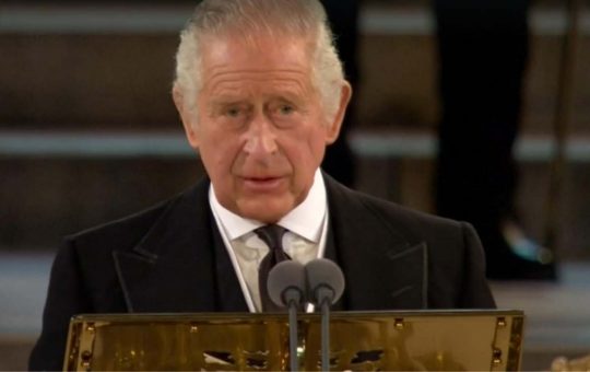 Situazione gravissima a Buckingham Palace per Re Carlo III