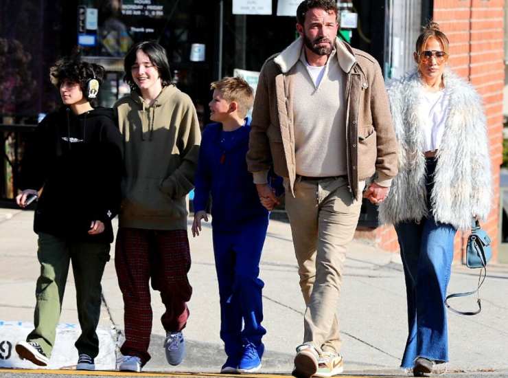 Ben Affleck e JLo con tre dei cinque figli