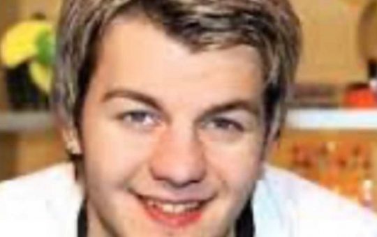 Chi è questo ragazzo sorridente?