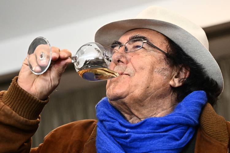 al Bano Carrisi non può andare in bagno ed è polemica