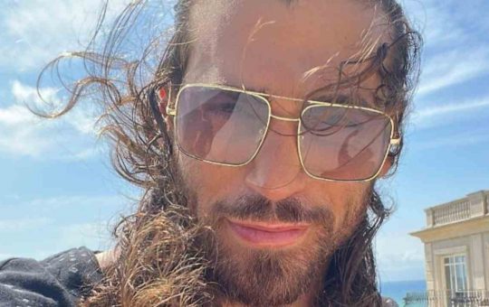 Can Yaman in palestra mostra il fisico