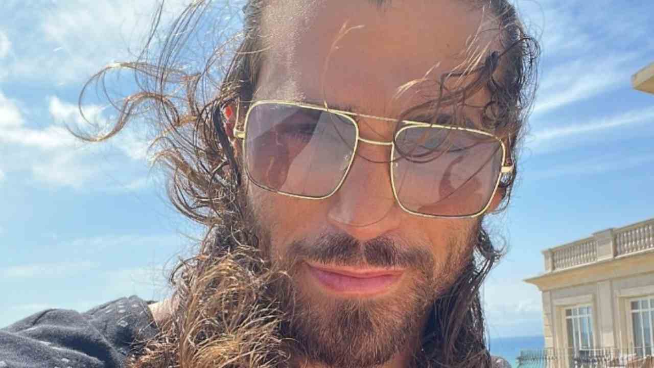 Can Yaman in palestra mostra il fisico 